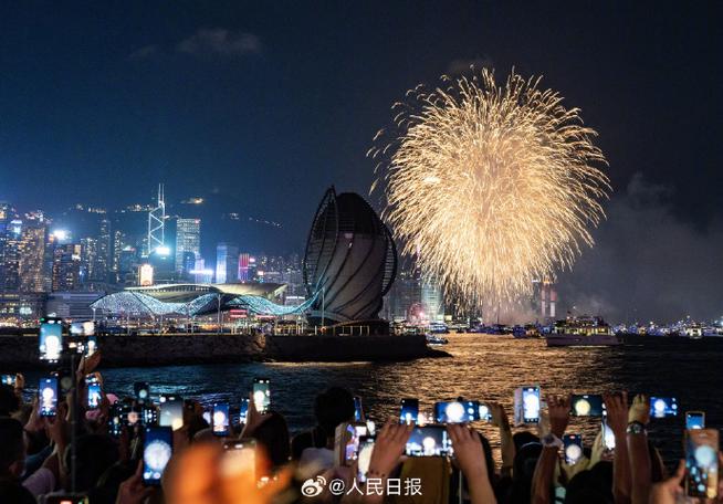 烟花盛宴闪耀香港祝福祖国